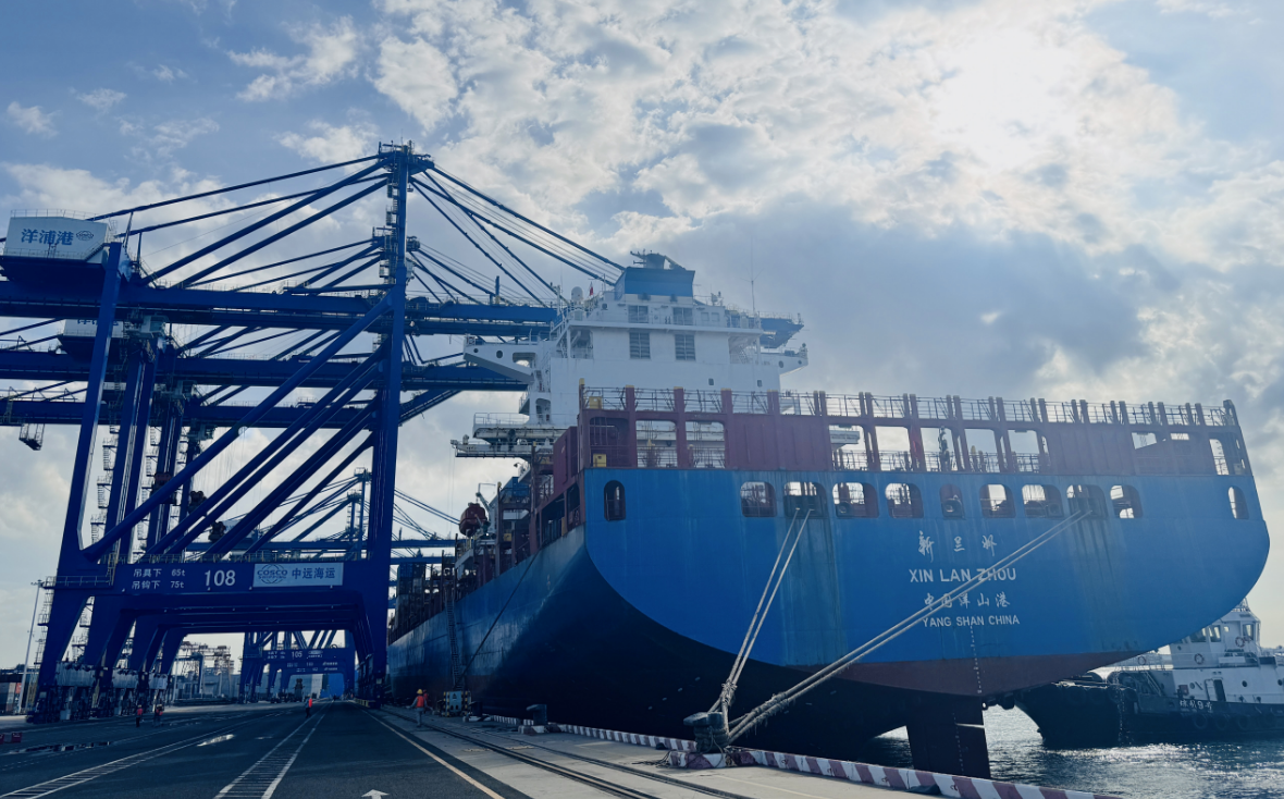 外貿(mào)貨輪“新蘭州”號將從海南洋浦港駛往中東。人民網(wǎng)記者 毛雷攝
