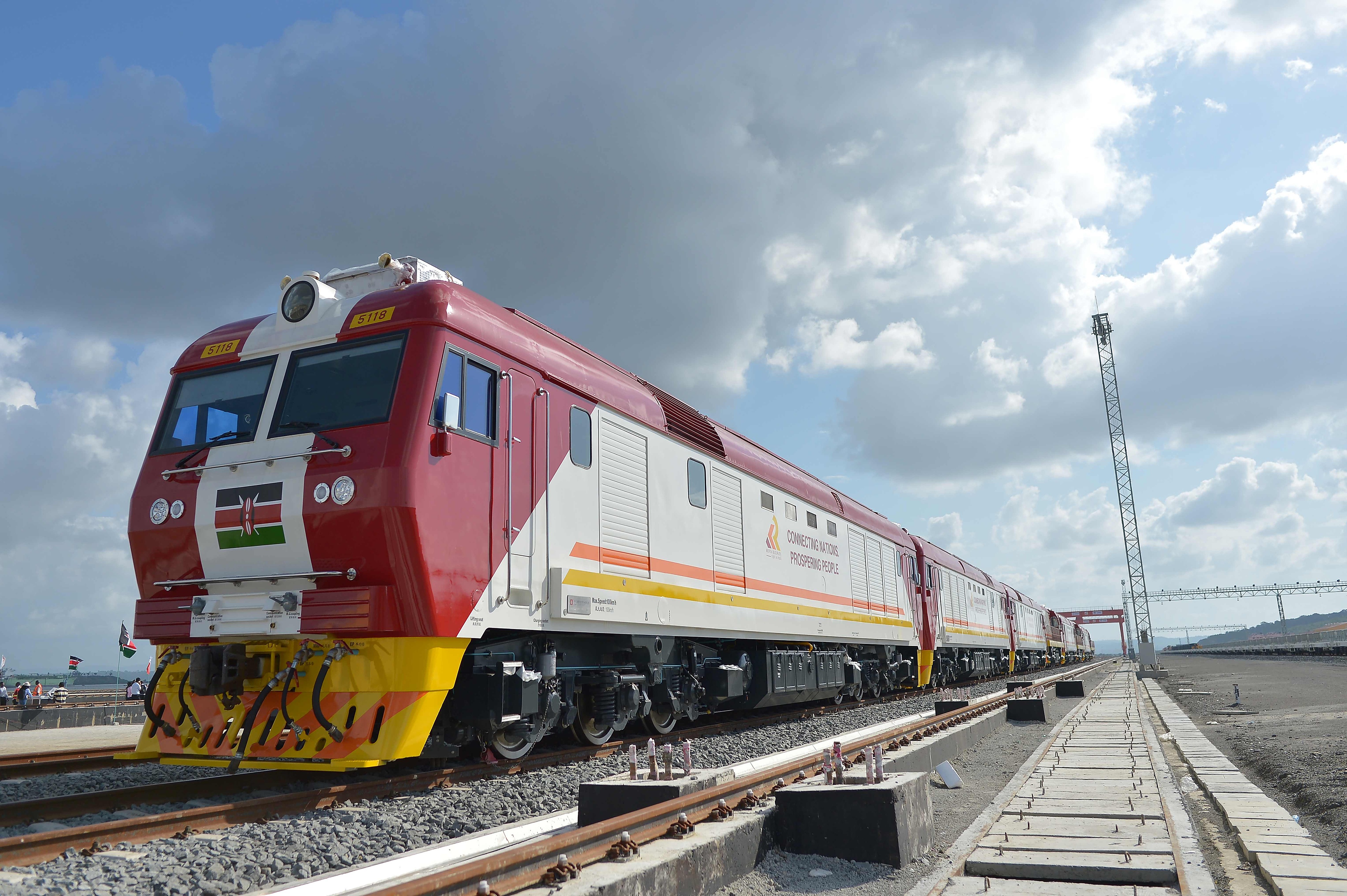 當(dāng)?shù)貢r間2017年5月30日，肯尼亞蒙巴薩，連接肯尼亞港口城市蒙巴薩和首都內(nèi)羅畢的蒙內(nèi)鐵路正式竣工通車。