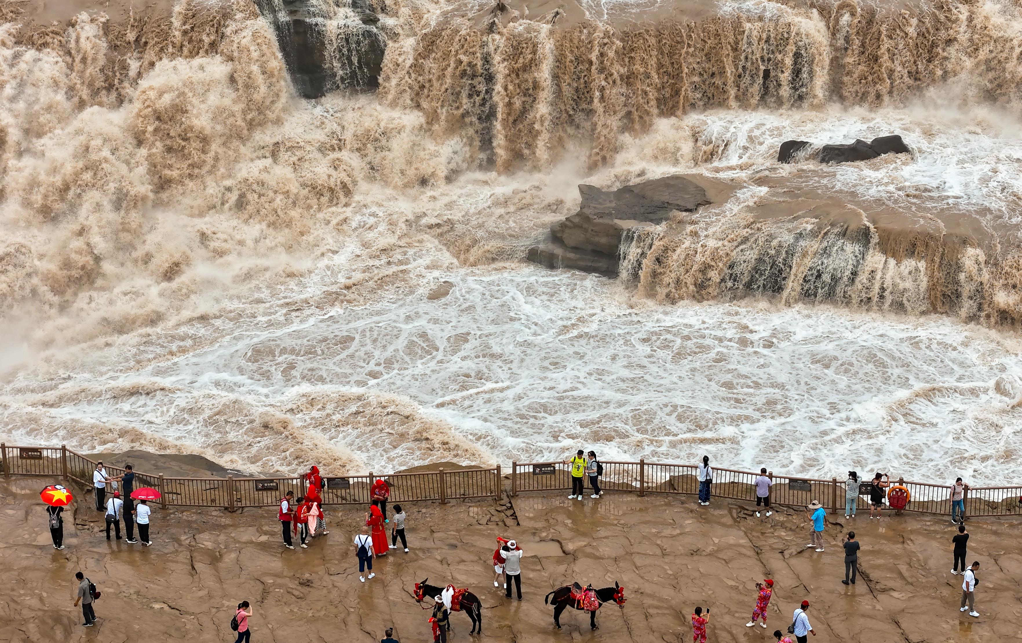 △2024年9月，游客在黃河壺口瀑布景區(qū)游覽。