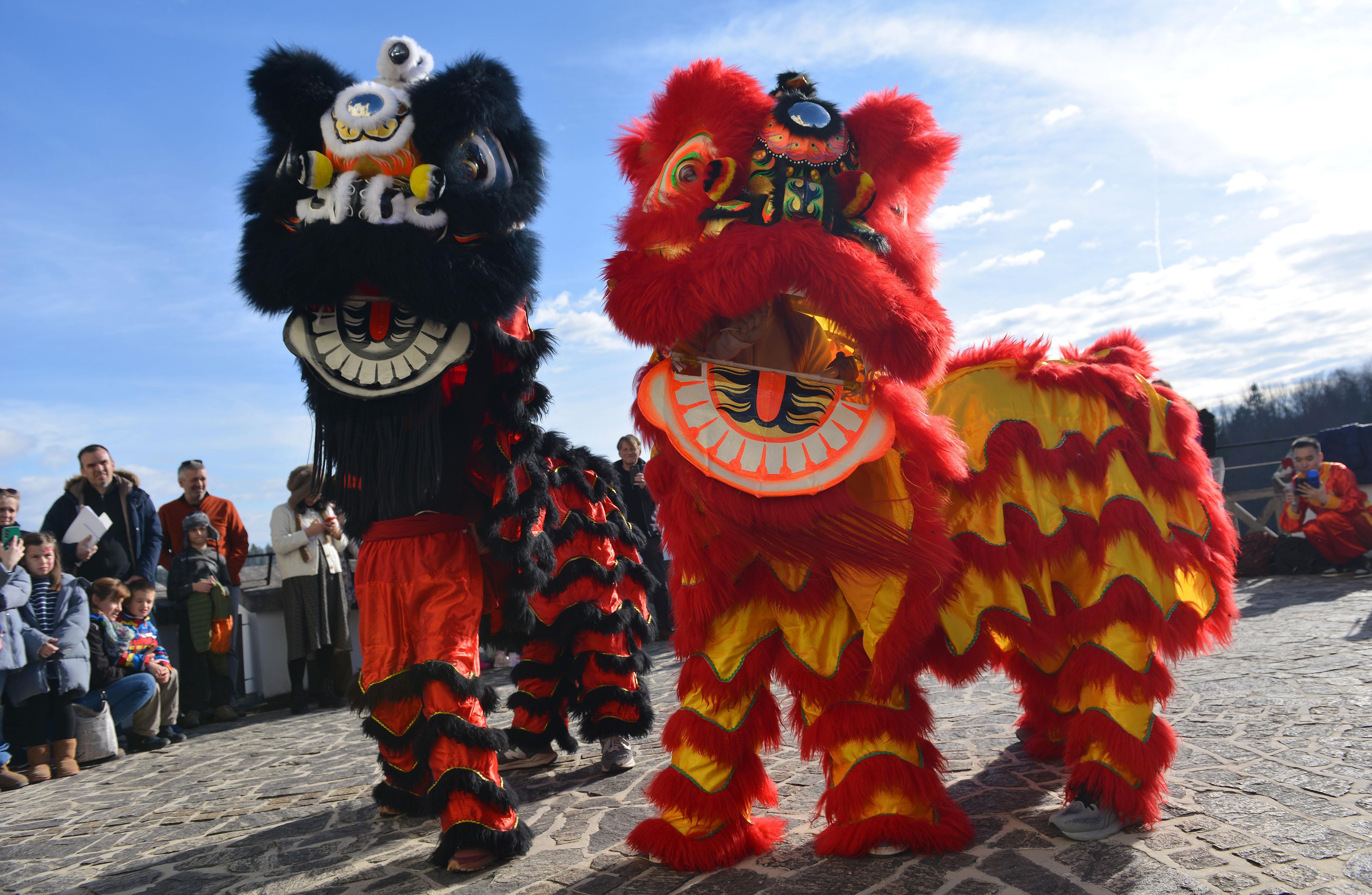 △當?shù)貢r間2024年2月4日，克羅地亞克拉皮納，薩格勒布大學(xué)孔子學(xué)院舉辦一系列活動，迎接中國農(nóng)歷龍年春節(jié)。