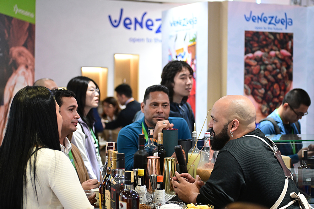 2023年11月9日，上海，觀眾在進博會委內(nèi)瑞拉館參觀、交流、洽談。