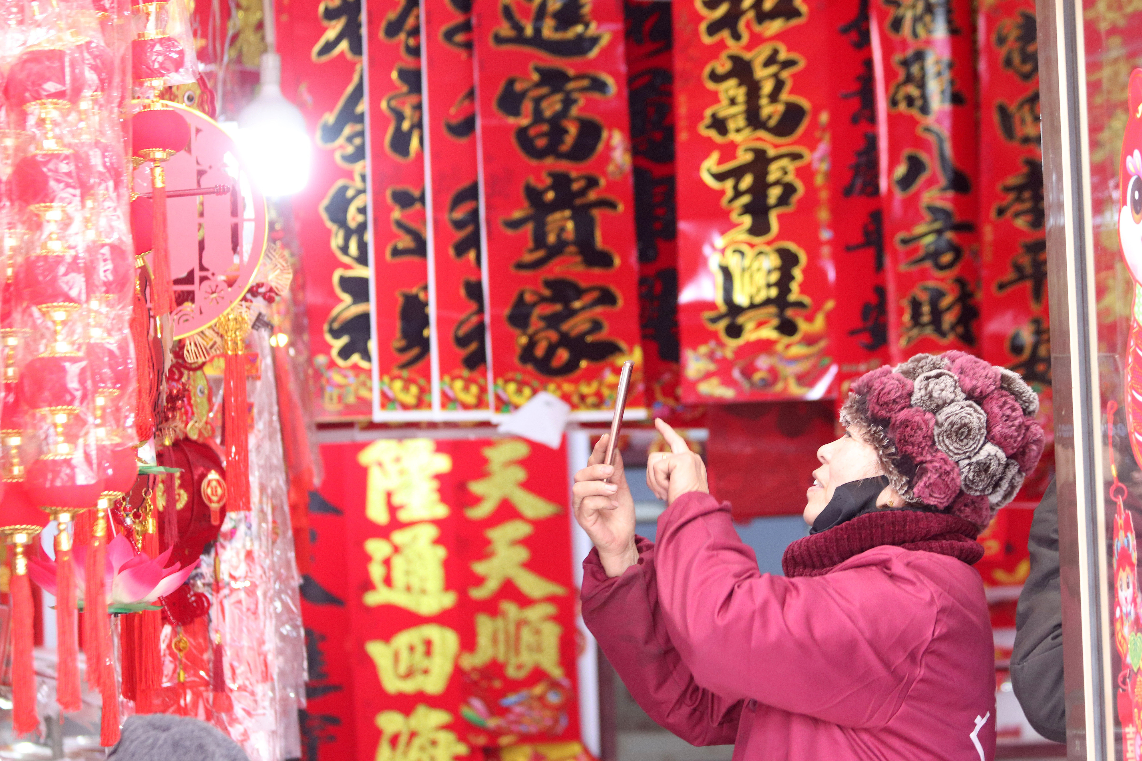 2025年1月5日，在山東省高密市夏莊鎮(zhèn)東李家村，商戶使用手機推銷新春飾品。