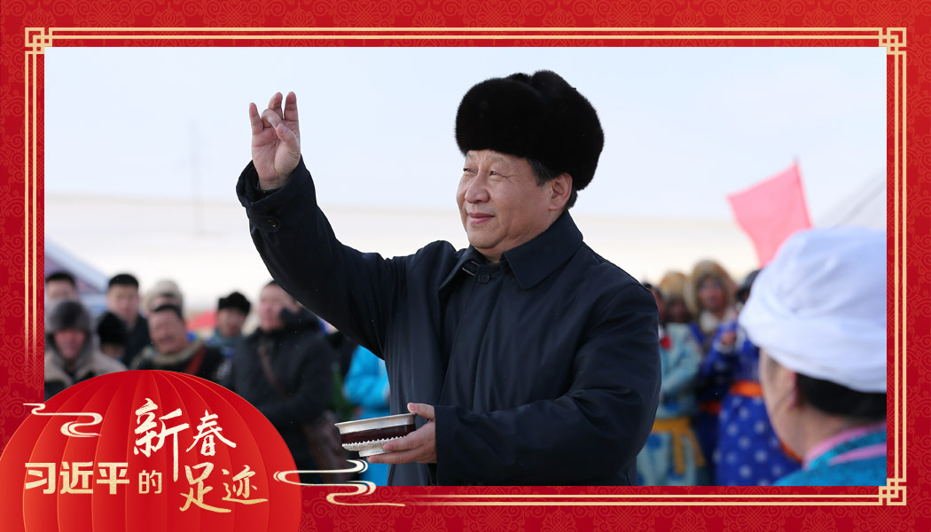 2014年1月27日，習近平總書記在內蒙古錫林浩特市寶力根蘇木（鄉(xiāng)）參加冬季那達慕“五畜祈?！眱x式。