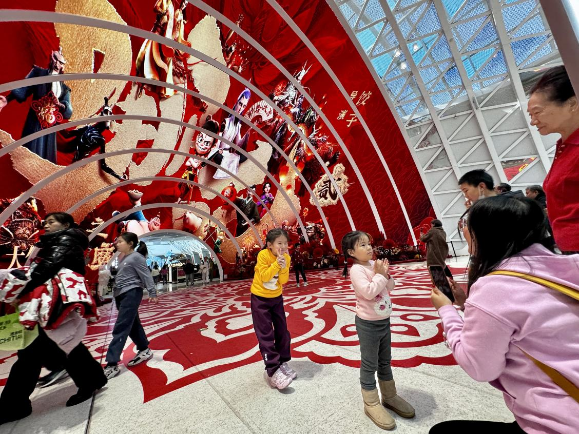 乙巳蛇年春節(jié)期間，影迷在《哪吒之魔童鬧?！肪薹笄芭恼沾蚩?。