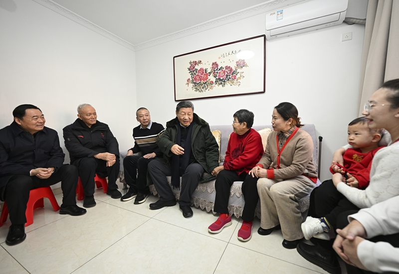 2025年1月23日上午，習(xí)近平總書記在遼寧沈陽大東區(qū)長安街道長安小區(qū)考察時(shí)，走進(jìn)居民郎素蘭家中看望。