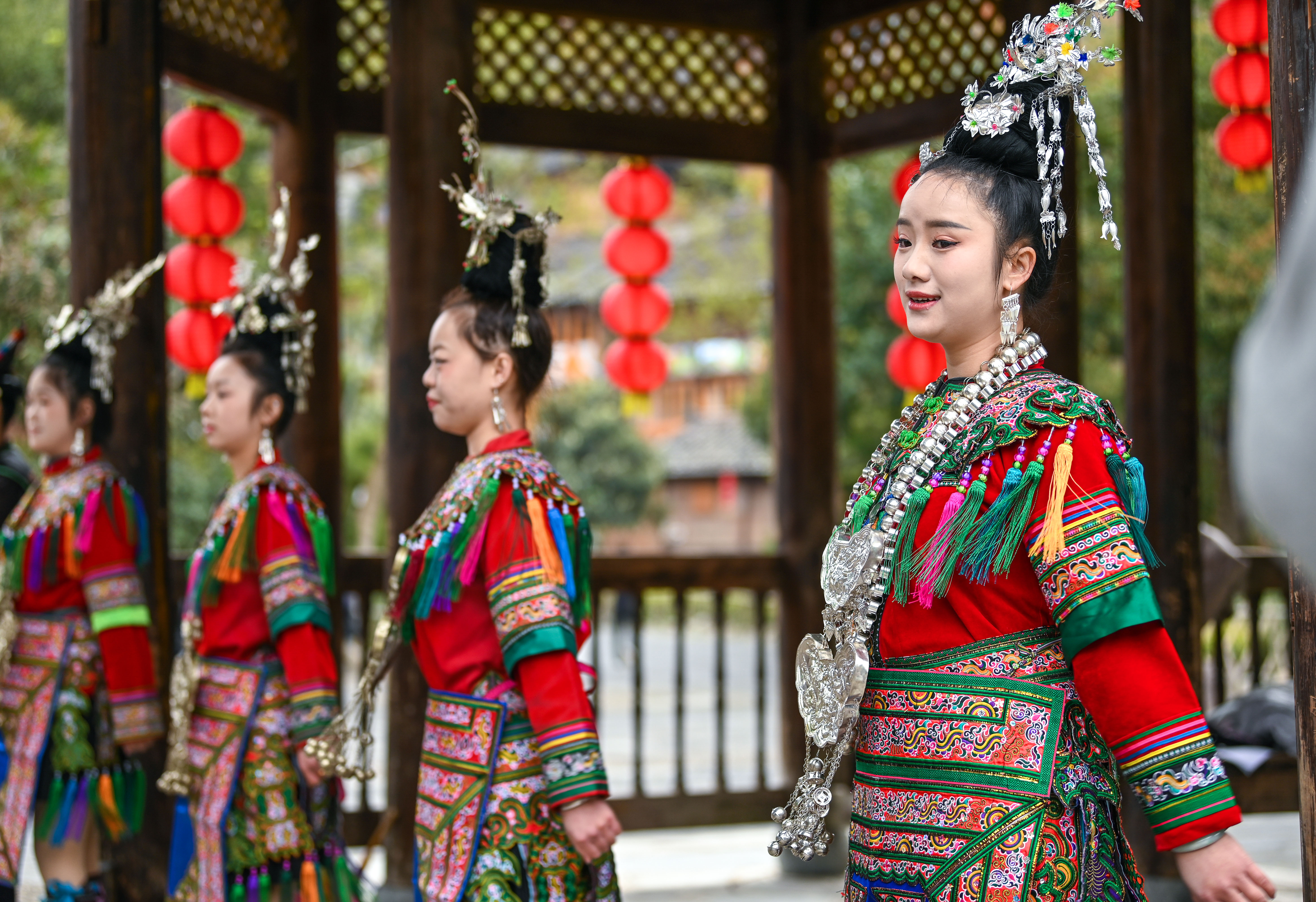  2025年3月18日，侗族群眾在貴州省黎平縣肇興侗寨給游客演唱侗族大歌。