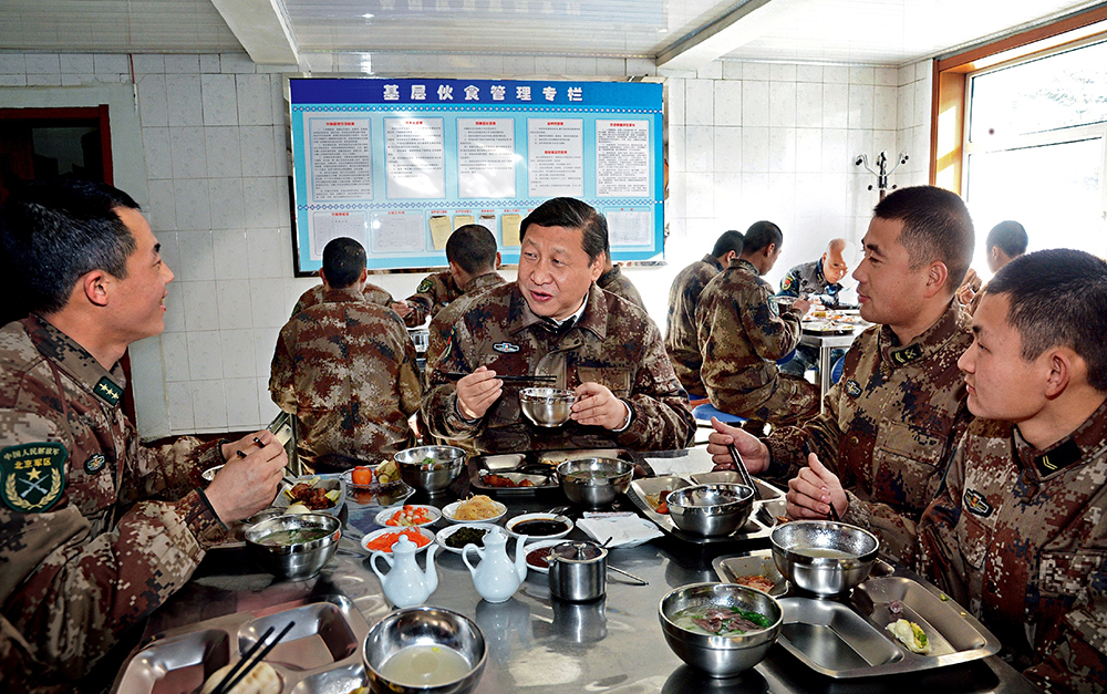 2014年1月26日，習(xí)近平主席專程來到內(nèi)蒙古軍區(qū)邊防某部，親切看望慰問戍邊官兵。這是在連隊(duì)食堂，習(xí)近平主席同戰(zhàn)士們一起用餐。