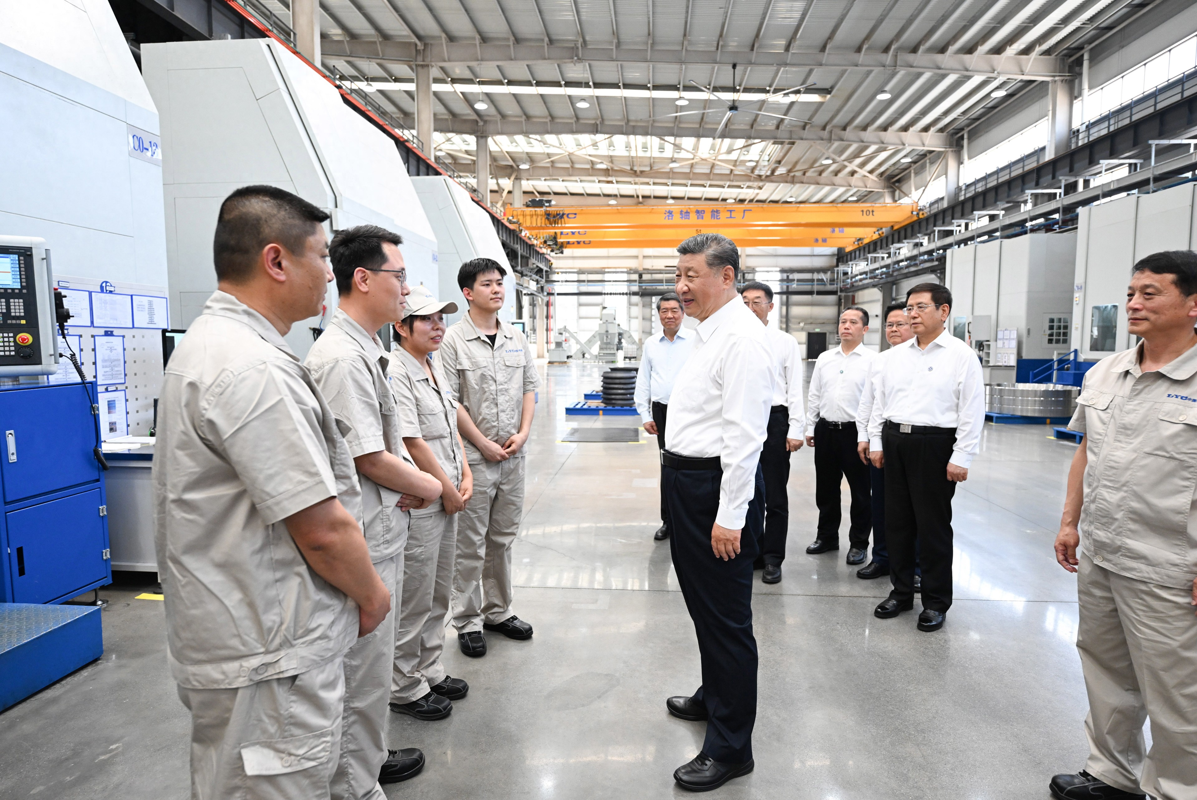 5月19日至20日，中共中央總書記、國家主席、中央軍委主席習(xí)近平在河南考察。這是19日下午，習(xí)近平在洛陽軸承集團股份有限公司智能工廠考察時，同企業(yè)職工親切交流。新華社記者 燕雁 攝