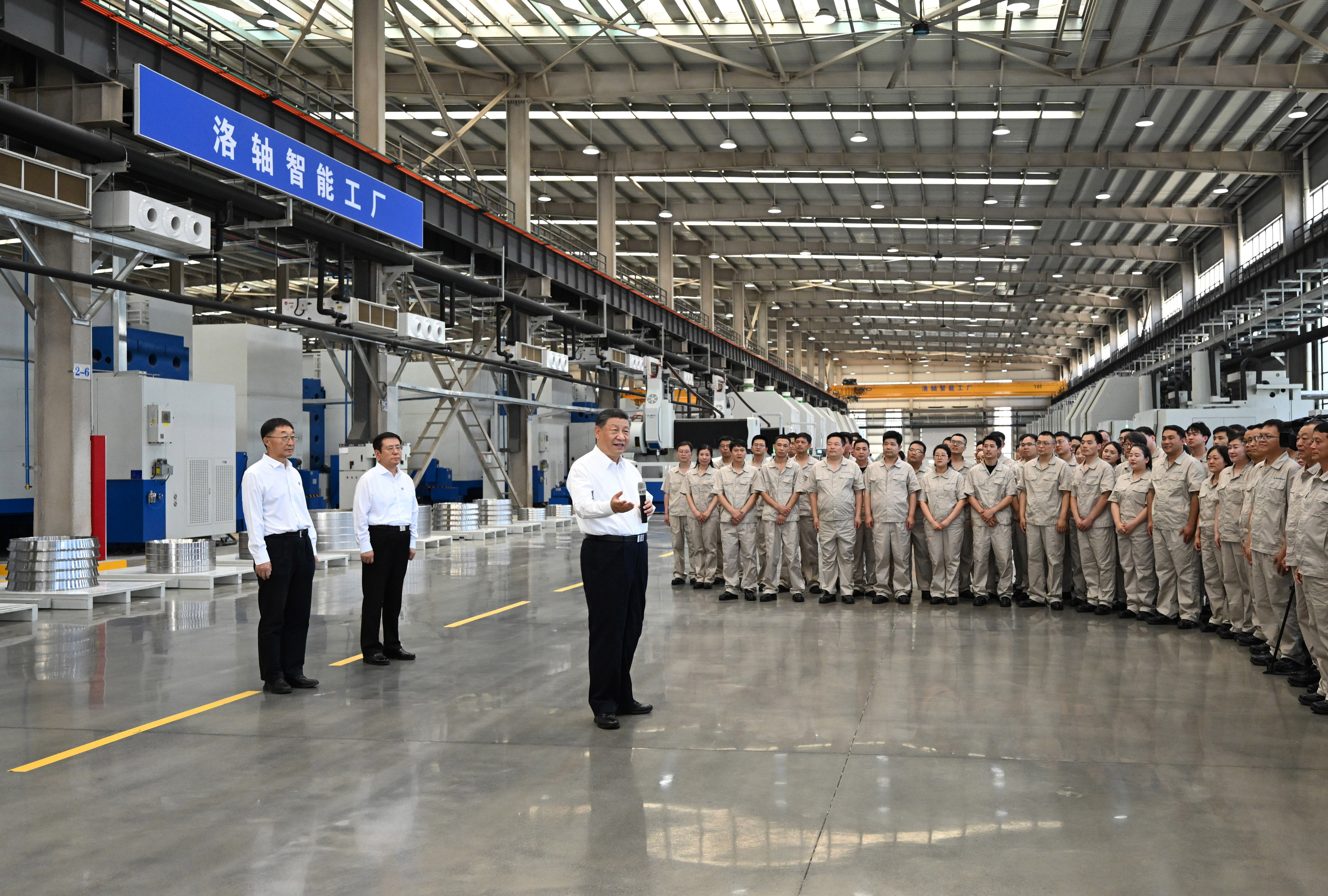 5月19日至20日，中共中央總書記、國家主席、中央軍委主席習(xí)近平在河南考察。這是19日下午，習(xí)近平在洛陽軸承集團股份有限公司智能工廠考察時，同企業(yè)職工親切交流。新華社記者 燕雁 攝