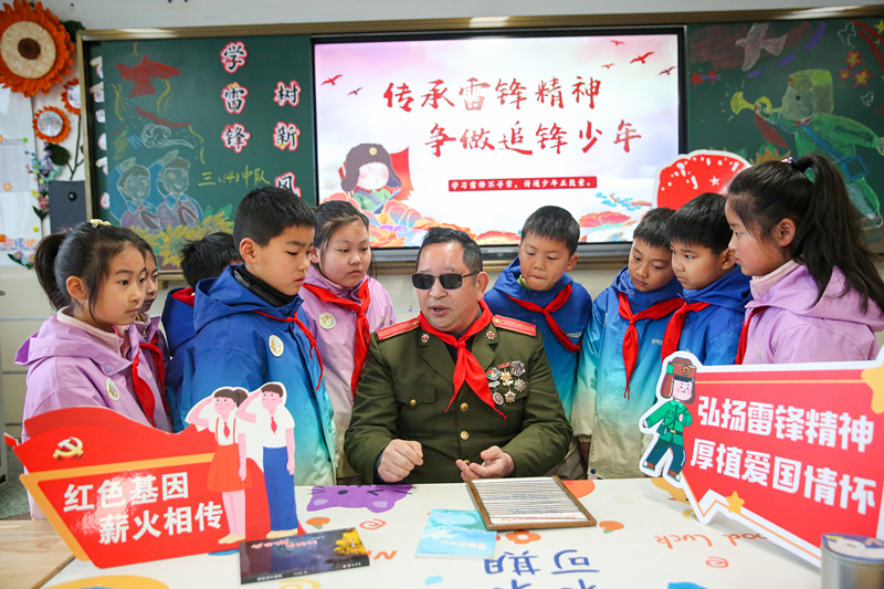 2025年3月3日，江蘇南通如皋市安定小學(xué)里，傷殘軍人許波銀在思政小課堂上向?qū)W生講述雷鋒故事。