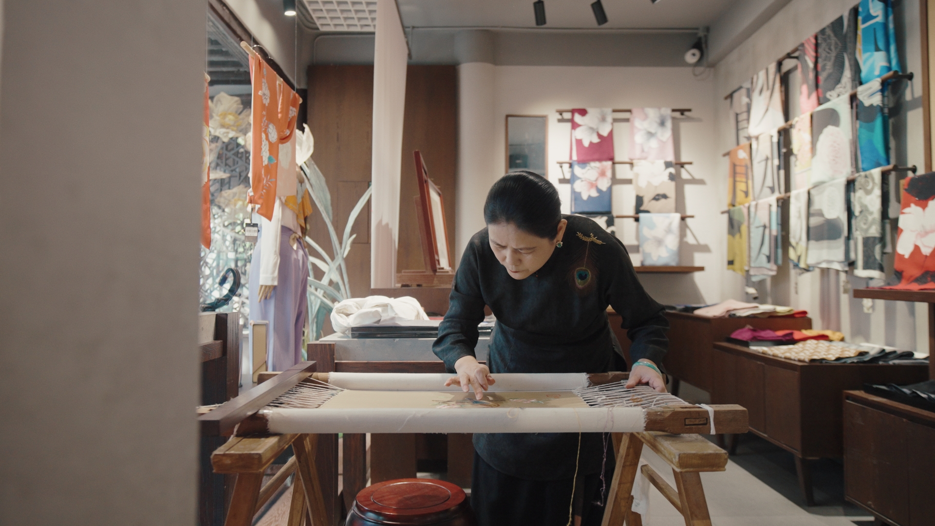 蘇繡代表性傳承人盧建英正在繡制作品。人民網(wǎng)記者 葛泰佚攝