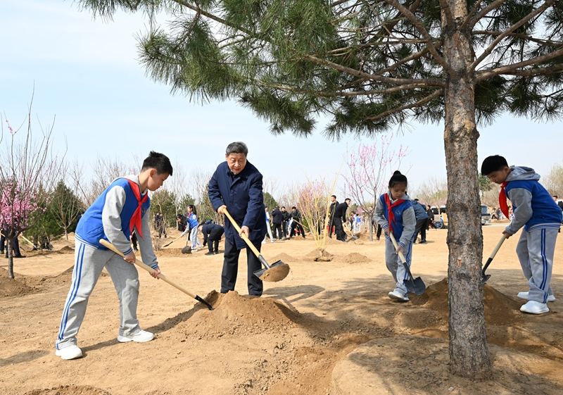 2025年4月3日，習(xí)近平總書記來到北京豐臺(tái)區(qū)永定河畔參加首都義務(wù)植樹活動(dòng)。