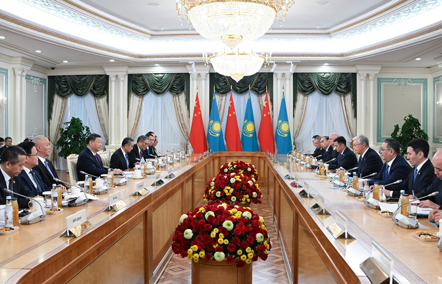 當(dāng)?shù)貢r間6月16日下午，哈薩克斯坦總統(tǒng)托卡耶夫同中國國家主席習(xí)近平在阿斯塔納總統(tǒng)府舉行會談。