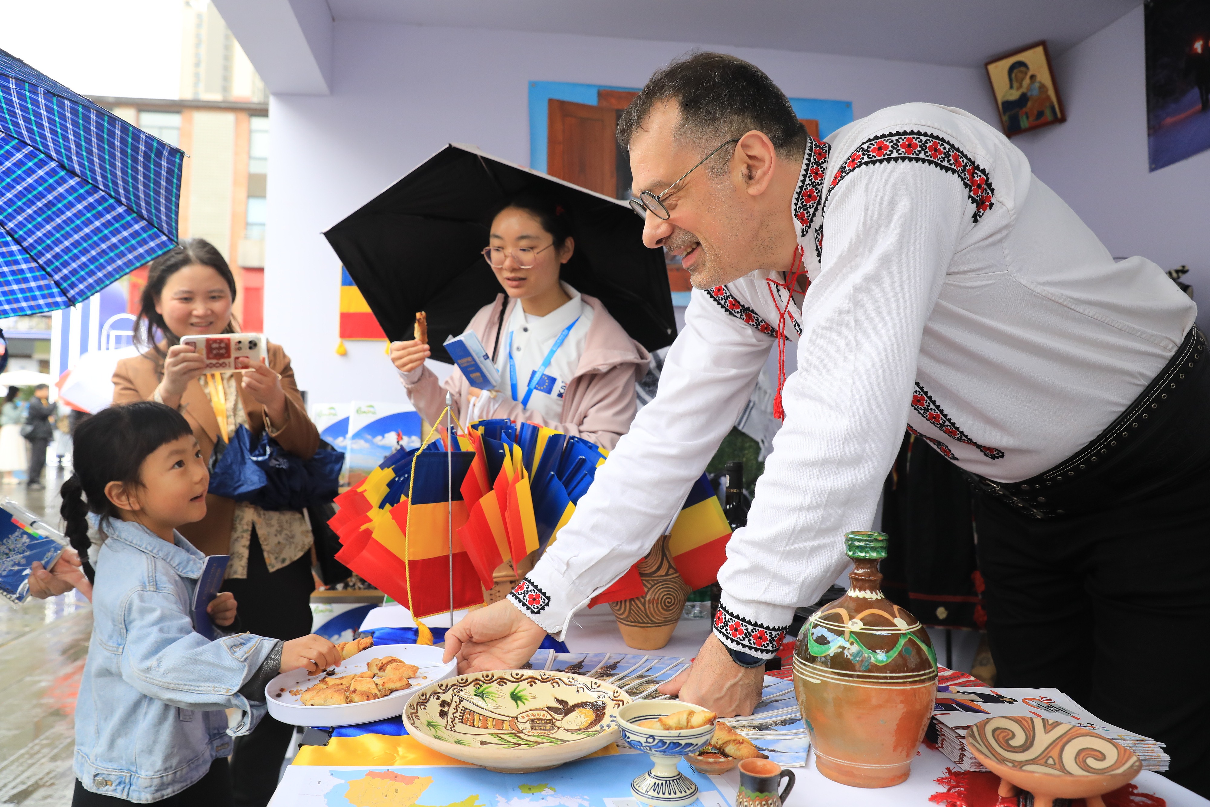 2025年4月12日，四川省成都市“2025成都·歐洲文化季”活動(dòng)融匯藝術(shù)、音樂、美食與互動(dòng)體驗(yàn)，為民眾打造了一場(chǎng)“沉浸式”文化嘉年華。