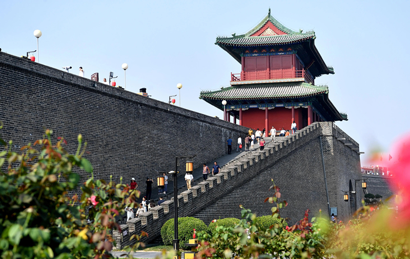 2024年9月16日，游客在河北省石家莊市正定古城游玩。