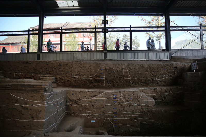 2019年9月7日，人們透過(guò)玻璃幕墻看開(kāi)元寺南廣場(chǎng)遺址考古現(xiàn)場(chǎng)。