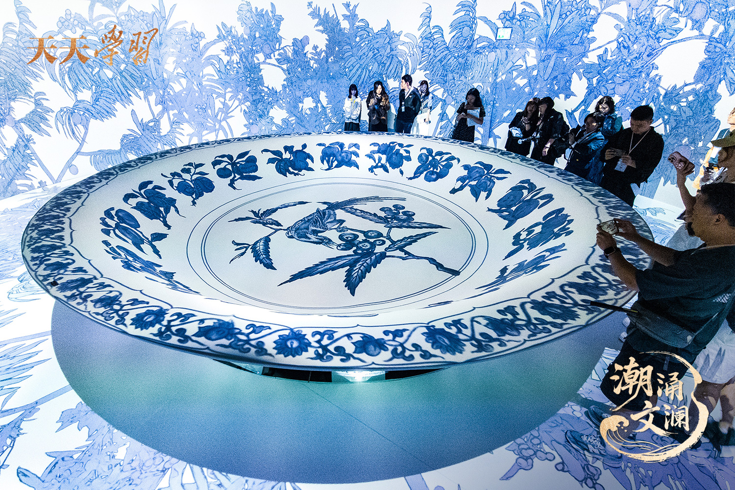 2025年5月13日，“‘紋’以載道——故宮博物院沉浸式數(shù)字體驗展”亮相香港故宮文化博物館。