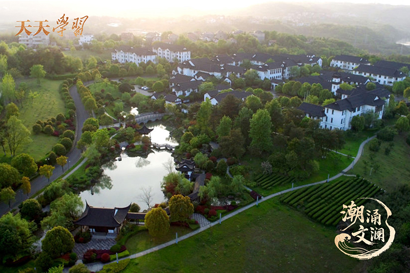 如今，越劇不僅活躍在嵊州人日常生活的一個(gè)個(gè)角落，也深深烙印在嵊州人的精神血脈之中。圖為古色古香的嵊州越劇藝術(shù)學(xué)校。