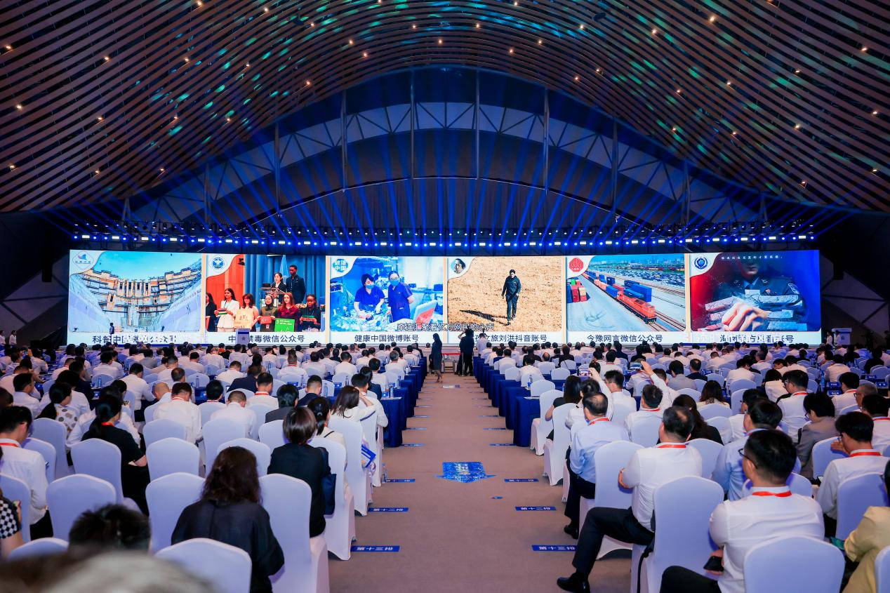 2025年中國網(wǎng)絡文明大會《走好網(wǎng)上群眾路線百個成績突出賬號推選活動成果》發(fā)布現(xiàn)場。