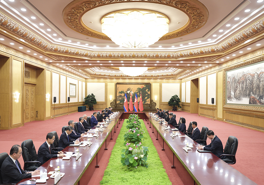 9月4日晚，中共中央總書記、國(guó)家主席習(xí)近平在北京人民大會(huì)堂同來(lái)華出席紀(jì)念中國(guó)人民抗日戰(zhàn)爭(zhēng)暨世界反法西斯戰(zhàn)爭(zhēng)勝利80周年活動(dòng)的朝鮮勞動(dòng)黨總書記、國(guó)務(wù)委員長(zhǎng)金正恩舉行會(huì)談。