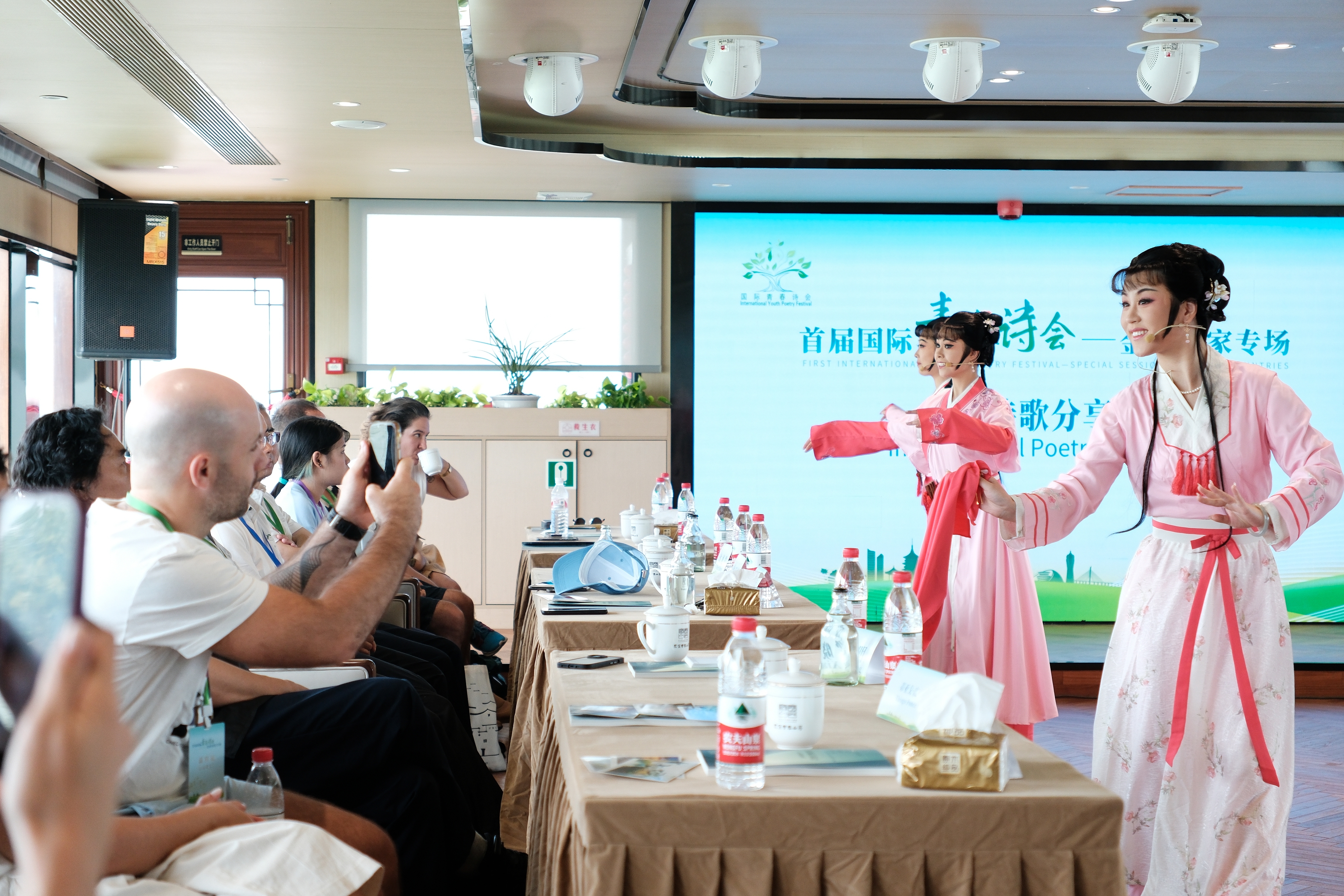 2024年7月21日，浙江杭州，金磚國家外國友人欣賞越劇《富陽新曲》。