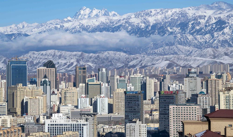 天山腳下的烏魯木齊市城區(qū)一角。