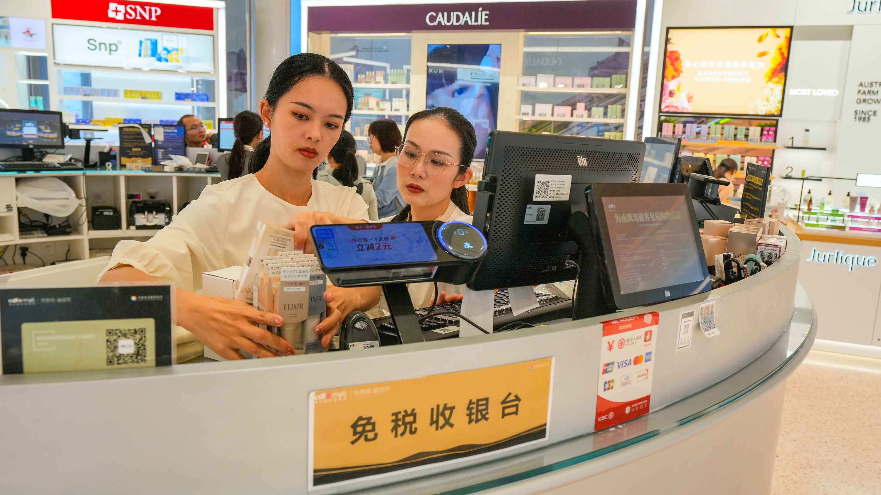 2025年11月1日，?？?，cdf海口國(guó)際免稅城內(nèi)人頭攢動(dòng)，眾多旅客在選購(gòu)免稅商品。