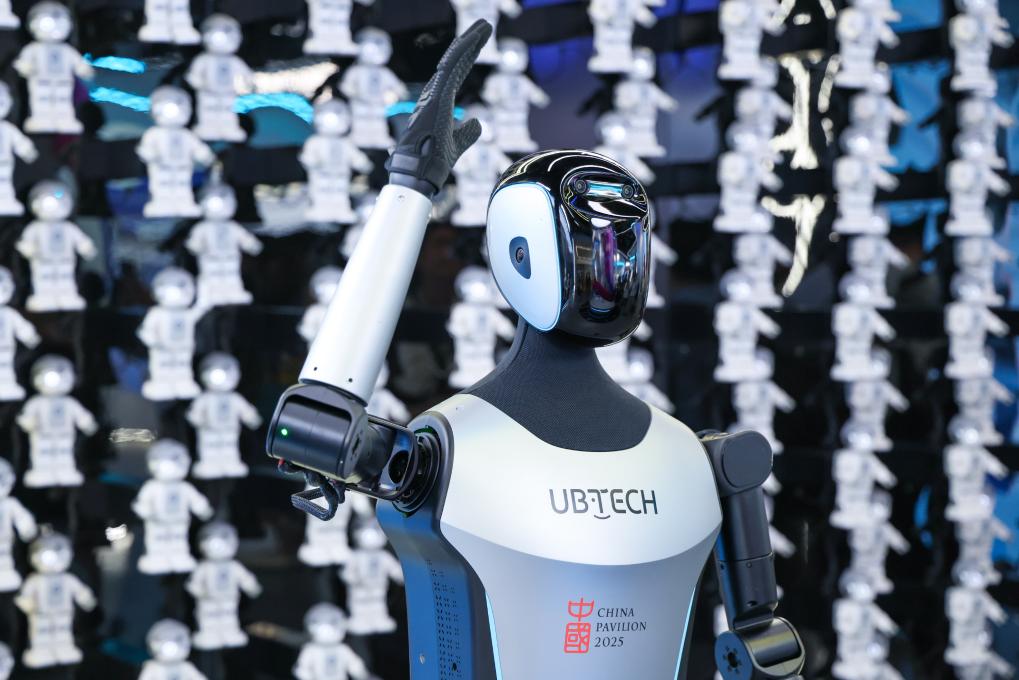 △ 2025年4月23日，在深圳優(yōu)必選科技展廳內(nèi)，商用版人形機(jī)器人Walker C向觀眾揮手致意。