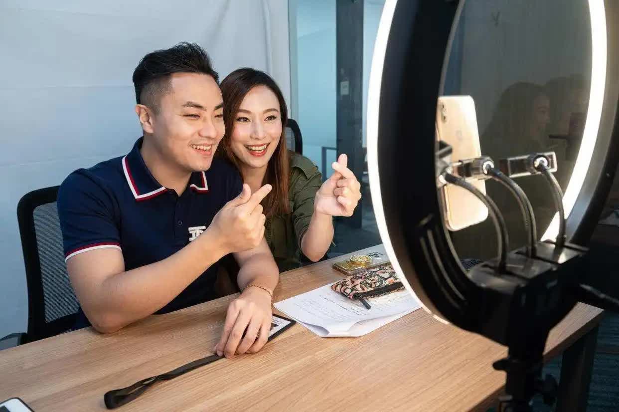 △ 一對(duì)在廣州創(chuàng)業(yè)的“港夫廣妻” 。