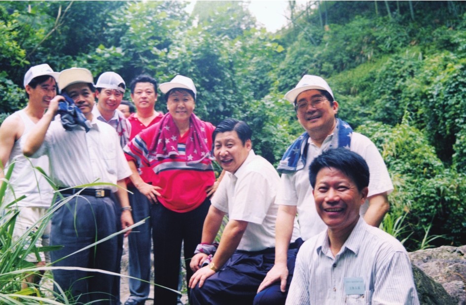1999年6月，習(xí)近平在福州森林公園參加紀(jì)念毛主席“發(fā)展體育運(yùn)動，增強(qiáng)人民體質(zhì)”題詞47周年登山健身活動。（圖片來源：《習(xí)近平在福建（下冊）》