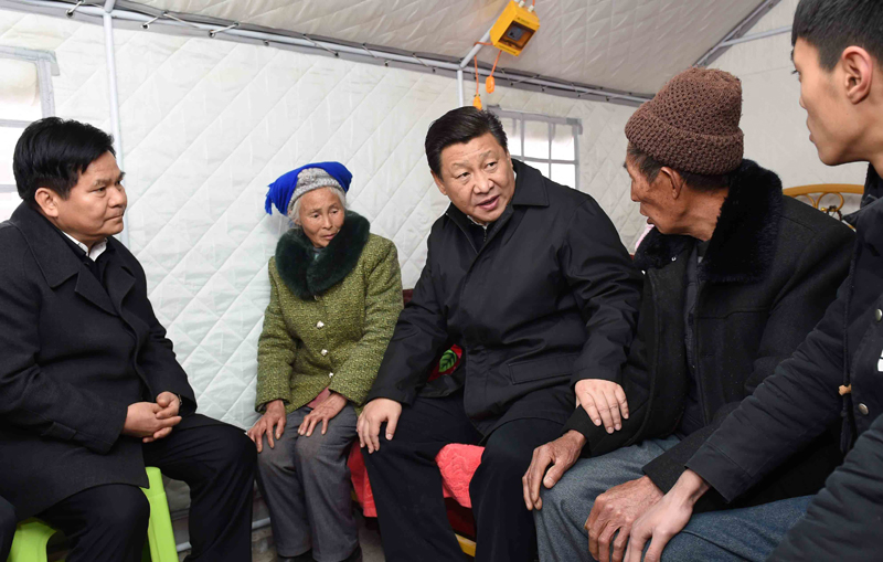 2015年1月19日，習(xí)近平總書記來到云南魯?shù)榭h小寨鎮(zhèn)甘家寨紅旗社區(qū)過渡安置點(diǎn)，看望受災(zāi)群眾甘正芬和她的老伴兒鄒體富。
