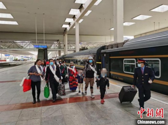 圖為拉薩車站工作人員為西藏先心病患兒和陪同人員提供“綠色”接力幫扶，并開通了專門通道，讓他們快速進站上車。拉薩車站 供圖