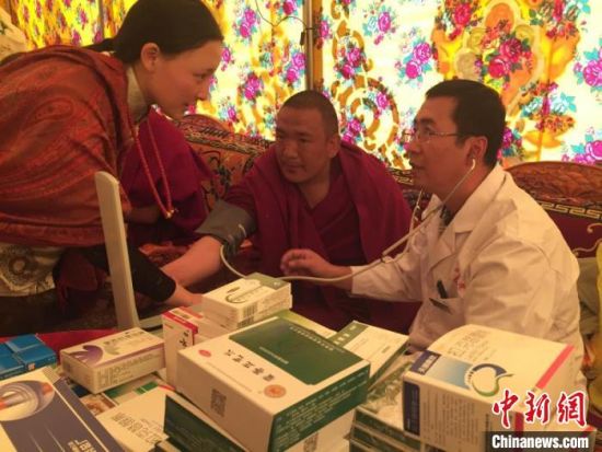 圖為馬少元(右一)在基層開(kāi)展義診。青海省第四人民醫(yī)院供圖