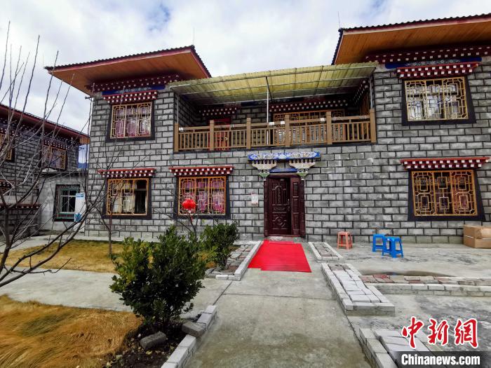 圖為林芝米林縣羌納鄉(xiāng)西嘎村村民家家戶戶發(fā)展庭院經(jīng)濟(jì)，院內(nèi)種滿了各種果樹(shù)。　趙延 攝