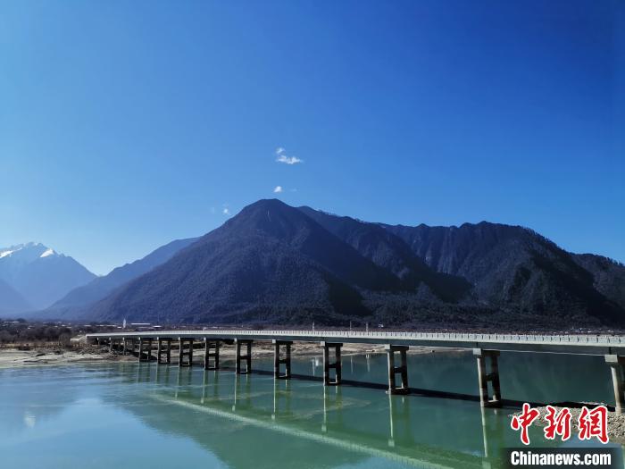 圖為現(xiàn)在已經(jīng)通車的魯霞大橋。　趙延 攝