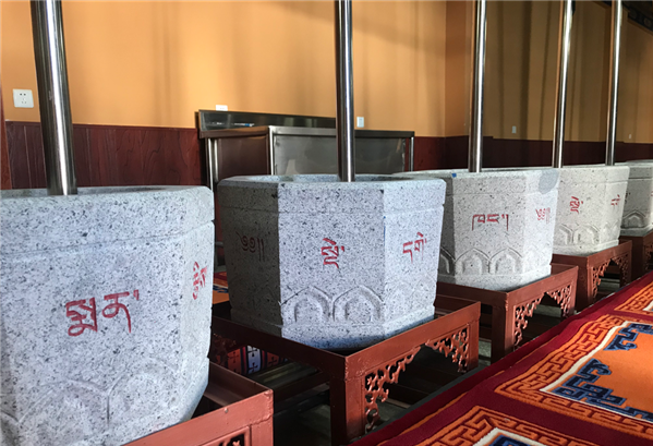 圖為藏醫(yī)院的藏藥加工地。.png