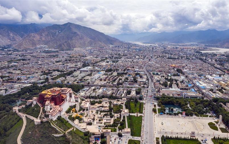 鳥瞰拉薩古城（8月10日無人機(jī)拍攝）。新華社記者 李鑫 攝.jpg