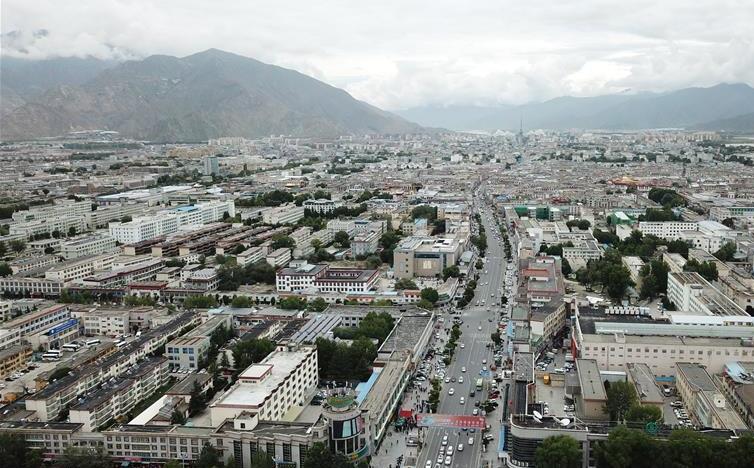 8月10日無(wú)人機(jī)拍攝的拉薩城市一景。新華社記者 王益亮 攝.jpg