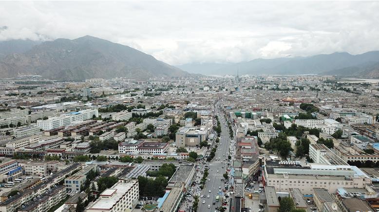 8月10日無人機拍攝的拉薩城市一景。新華社記者 王益亮 攝.jpg