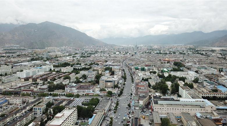 8月10日無人機拍攝的拉薩城市一景。新華社記者 王益亮 攝.jpg