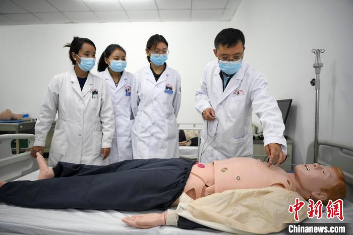 湖南中醫(yī)藥大學(xué)第一附屬醫(yī)院腦病科援藏醫(yī)生高曉峰(右一)為學(xué)生們進(jìn)行體格檢查教學(xué)?！钊A峰 攝