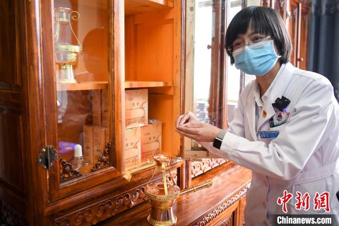 湖南中醫(yī)藥大學(xué)第一附屬醫(yī)院外治科援藏醫(yī)生譚濤介紹中醫(yī)和藏醫(yī)向結(jié)合的霍爾麥療法?！钊A峰 攝