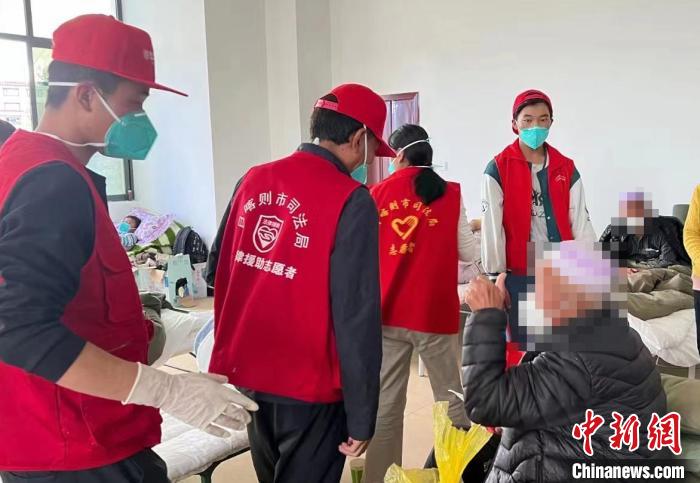 圖為得到妥善安置周到的服務(wù)，患者向志愿者豎起大拇指。　日喀則市委宣傳部供圖