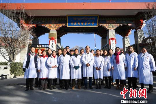 圖為該校師生在更名后的西藏藏醫(yī)藥大學(xué)校門前合影留念?！『闻罾?攝