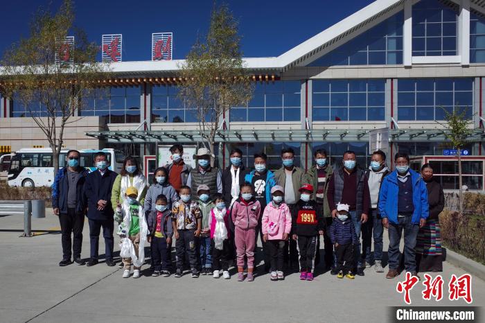 10位接受先心病治療的孩子及家長(zhǎng)、工作人員等在日喀則和平機(jī)場(chǎng)合影?！〗w波 攝