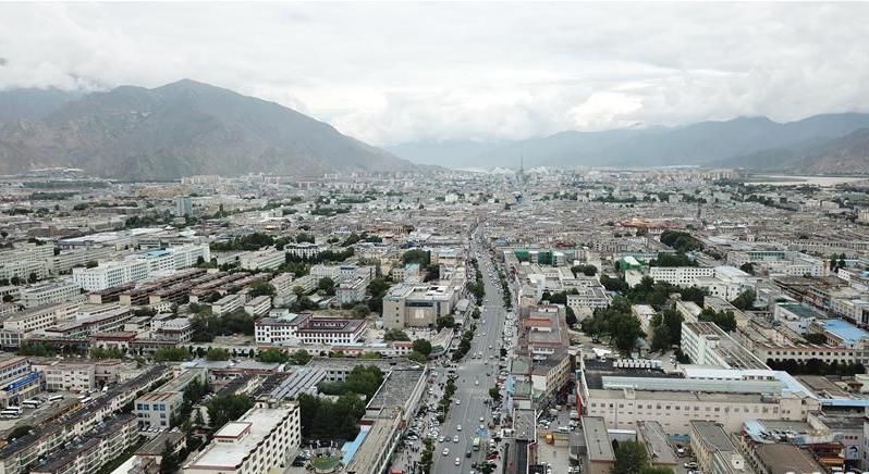 8月10日無人機(jī)拍攝的拉薩城市一景。新華社記者 王益亮 攝.jpg