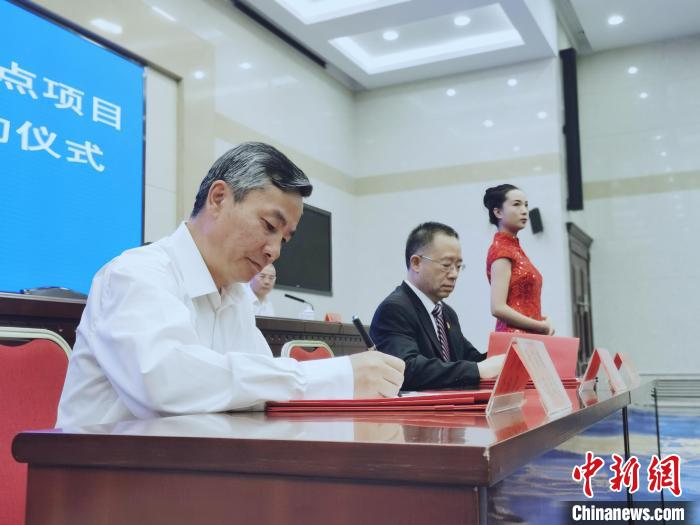 圖為青海省副省長匡湧(左)簽訂合作共建區(qū)域醫(yī)療中心框架協(xié)議?！?zhí)砀?攝