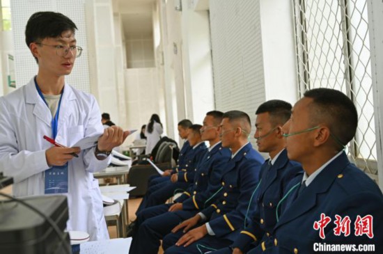 圖為研究團(tuán)隊成員登記消防員信息?！≮w朗 攝