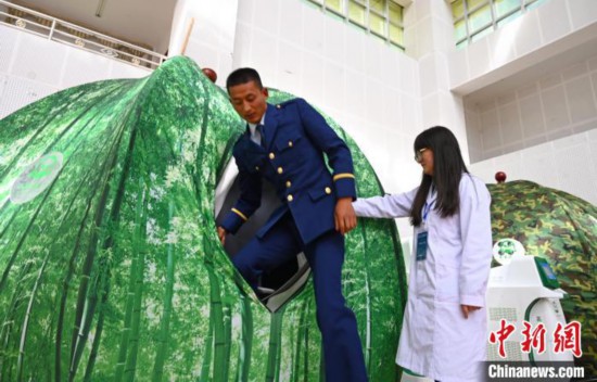 圖為參與完測試，消防員走出高壓氧倉。　趙朗 攝