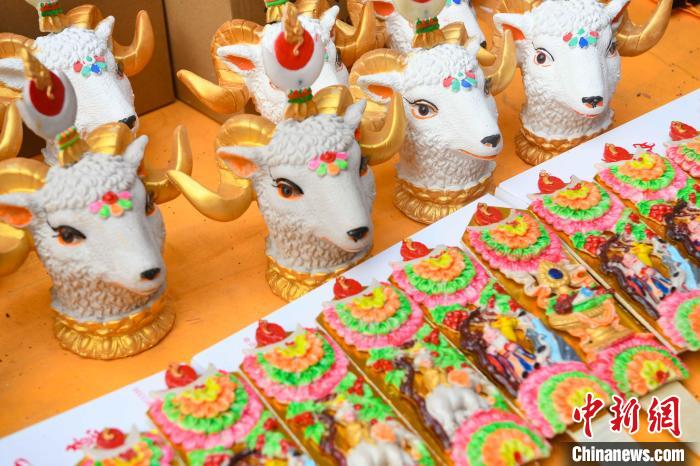 圖為拉薩市場(chǎng)上待售的吉祥羊頭?！∝暩聛?lái)松 攝